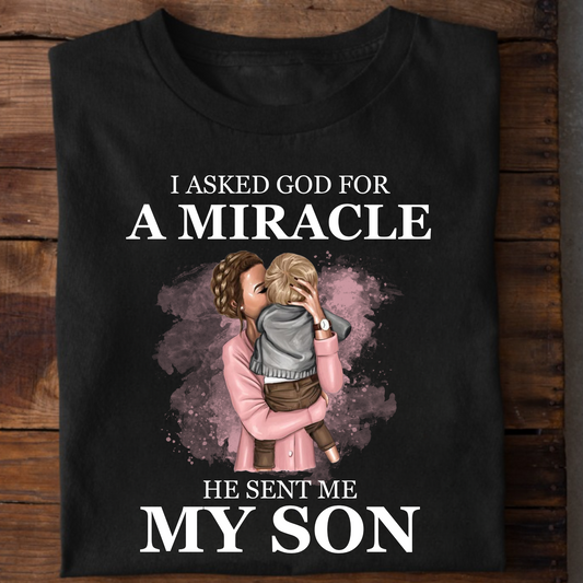 I ASKED GOD FOR A MIRACLE, HE SENT ME MY SON (MOM) PREMIUM CLASSIC T-SHIRT
