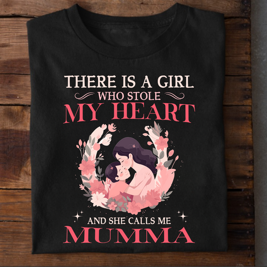 THERE IS A GIRL WHO STOLE MY HEART AND SHE CALLS ME MUMMA (MOM & DAUGHTER) CLASSIC T-SHIRT