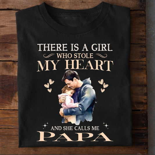 THERE IS A GIRL WHO STOLE MY HEART AND SHE CALLS ME PAPA (DAD & DAUGHTER) CLASSIC T-SHIRT